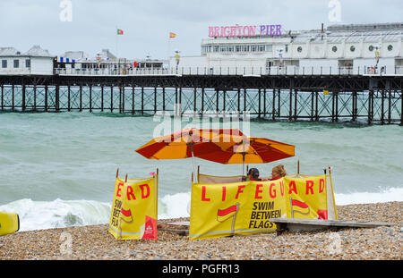 Brighton UK 26 Août 2018 - Brighton de sauveteurs sur une plage vide dans le vent et la pluie le mauvais temps balaie la côte sud aujourd'hui, mais les prévisions sont pour elle d'améliorer pour août Bank Holiday Monday photographie prise par Simon Dack Crédit : Simon Dack/Alamy Live News Crédit : Simon Dack/Alamy Live News Banque D'Images