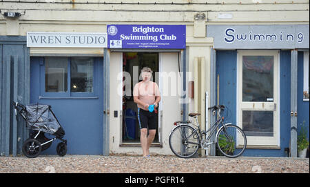 Brighton UK 26 Août 2018 - Les membres du Club de natation de Brighton profiter de leur quotidien nager malgré le vent et la pluie le mauvais temps balaie la côte sud aujourd'hui, mais les prévisions sont pour elle d'améliorer pour août Bank Holiday Monday photographie prise par Simon Dack Crédit : Simon Dack/Alamy Live News Crédit : Simon Dack/Alamy Live News Banque D'Images