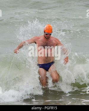 Brighton UK 26 Août 2018 - Les membres du Club de natation de Brighton profiter de leur quotidien nager malgré le vent et la pluie le mauvais temps balaie la côte sud aujourd'hui, mais les prévisions sont pour elle d'améliorer pour août Bank Holiday Monday photographie prise par Simon Dack Crédit : Simon Dack/Alamy Live News Crédit : Simon Dack/Alamy Live News Banque D'Images