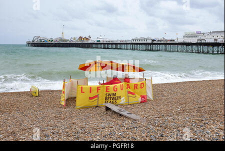 Brighton UK 26 Août 2018 - Brighton de sauveteurs sur une plage vide dans le vent et la pluie le mauvais temps balaie la côte sud aujourd'hui, mais les prévisions sont pour elle d'améliorer pour août Bank Holiday Monday photographie prise par Simon Dack Crédit : Simon Dack/Alamy Live News Crédit : Simon Dack/Alamy Live News Banque D'Images