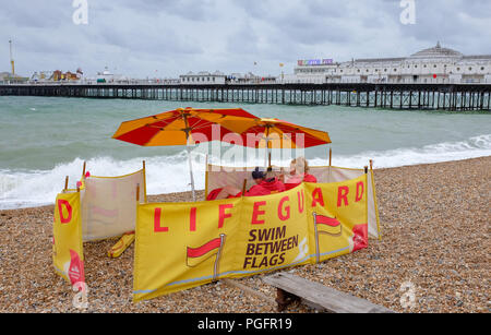 Brighton UK 26 Août 2018 - Brighton de sauveteurs sur une plage vide dans le vent et la pluie le mauvais temps balaie la côte sud aujourd'hui, mais les prévisions sont pour elle d'améliorer pour août Bank Holiday Monday photographie prise par Simon Dack Crédit : Simon Dack/Alamy Live News Crédit : Simon Dack/Alamy Live News Banque D'Images