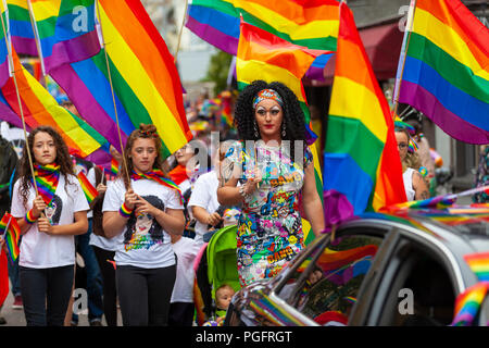 Hastings, East Sussex, UK. Août 26, 2018. Fierté et Hastings défilé du festival célèbre la diversité dans cette ville balnéaire sur la côte sud-est. Le thème de cette année n'est pas de discrimination, pas d'aliénation. L'événement a lieu de 11h jusqu'à tard dans la soirée. Groupe de personnes voler la gay pride flag comme ils marchent le long des rues de Hastings. © Paul Lawrenson, 2018 Crédit photo : Paul Lawrenson / Alamy Live News Banque D'Images