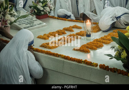 Kolkata, Inde. 26 août 2018. Les nonnes assiste à un service commémorant la naissance de Mère Teresa 108e anniversaire à la maison des Missionnaires de la Charité à Calcutta, Inde le 26 août 2018. Credit : Tumpa Mondal/Xinhua/Alamy Live News Banque D'Images