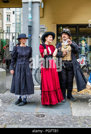 Berlin, Allemagne. 25 août 2018. Nikolai Festival, festival historique Nikolaifestpiele, relate l'histoire de Berlin dans le rococo de l'ère industrielle. Le cinquième Festival Nikolai entretient avec la musique de rue, pièces de théâtre et poésie et personnes portant robe période visiter le quartier Nikolai. La place du marché historique a de nombreux stands présentant l'artisanat traditionnel et des marchandises. Credit : Eden Breitz/Alamy Live News Banque D'Images