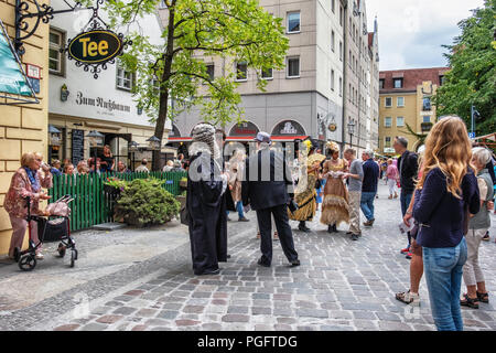 Berlin, Allemagne. 25 août 2018. Nikolai Festival, festival historique Nikolaifestpiele, relate l'histoire de Berlin dans le rococo de l'ère industrielle. Le cinquième Festival Nikolai entretient avec la musique de rue, pièces de théâtre et poésie et personnes portant robe période visiter le quartier Nikolai. La place du marché historique a de nombreux stands présentant l'artisanat traditionnel et des marchandises. Credit : Eden Breitz/Alamy Live News Banque D'Images