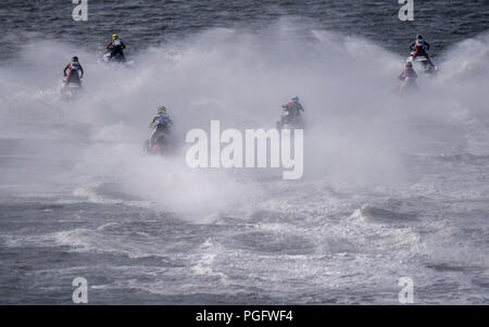 Jakarta, Indonésie. Août 26, 2018. Les joueurs s'affrontent au cours de l'Endurance de Jetski Runabout ouvrir à la 18e Jeux asiatiques à Jakarta, Indonésie, le 26 août 2018. Credit : Fei Maohua/Xinhua/Alamy Live News Banque D'Images