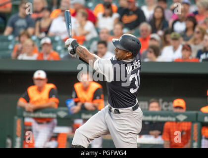 Baltimore, États-Unis d'Amérique. Août 24, 2018. New York Yankees champ centre Aaron Hicks (31) de chauves-souris dans la première manche contre les Orioles de Baltimore à l'Oriole Park at Camden Yards de Baltimore, MD, le vendredi, 24 août, 2018. Credit : Ron Sachs/CNP (restriction : NO New York ou le New Jersey Journaux ou journaux dans un rayon de 75 km de la ville de New York) | Conditions de crédit dans le monde entier : dpa/Alamy Live News Banque D'Images
