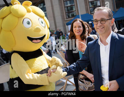 Berlin, Allemagne. Août 26, 2018. Avec son amie Natalia Wörner, le ministre des Affaires étrangères, Heiko Maas (SPD) est accueilli par une mascotte abeille au cours de la journée d'ouverture du gouvernement allemand dans le protocole du Bureau des affaires étrangères. Credit : Ralf Hirschberger/dpa/Alamy Live News Banque D'Images