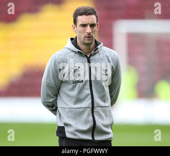 Fir Park Stadium, Motherwell, UK. Août 26, 2018. Ladbrokes, Motherwell football Premiership contre Rangers ; Lee Wallace de Rangers inspecte le pitch : Action Crédit Plus Sport/Alamy Live News Banque D'Images