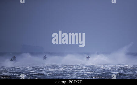 Jakarta, Indonésie. Août 26, 2018. Les joueurs s'affrontent au cours de l'Endurance de Jetski Runabout ouvrir à la 18e Jeux asiatiques à Jakarta, Indonésie, le 26 août 2018. Credit : Fei Maohua/Xinhua/Alamy Live News Banque D'Images