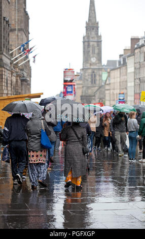 Edinburgh, Ecosse, Royaume-Uni. 26 août 2018. Météo Edinburgh Fringe sur Royal Mile, dernier dimanche de fortes pluies ont diminué, mais le spectacle continue Banque D'Images