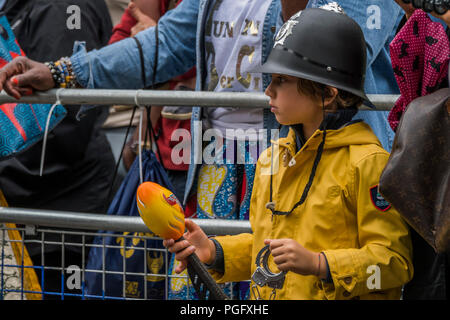 Londres, Royaume-Uni. 26 août 2018. Le dimanche du carnaval de Notting Hill. L'événement annuel sur les rues du Royal Borough de Kensington et Chelsea, au cours des week-end férié d'août. Il est dirigé par des membres de la communauté des Antilles britanniques, et attire environ un million de personnes par année, ce qui en fait l'un des plus grands festivals de rue. Crédit : Guy Bell/Alamy Live News Banque D'Images