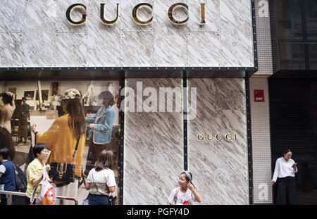 L'île de Hong Kong, Hong Kong. Août 24, 2018. Les piétons vu marcher par une marque de vêtements de mode de luxe Gucci store à Causeway Bay, Hong Kong. Credit : Miguel Candela/SOPA Images/ZUMA/Alamy Fil Live News Banque D'Images