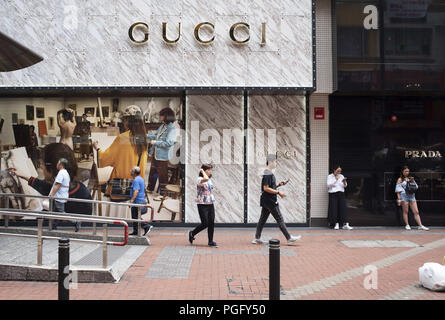 L'île de Hong Kong, Hong Kong. Août 24, 2018. Les piétons vu marcher par une marque de vêtements de mode de luxe Gucci store à Causeway Bay, Hong Kong. Credit : Miguel Candela/SOPA Images/ZUMA/Alamy Fil Live News Banque D'Images
