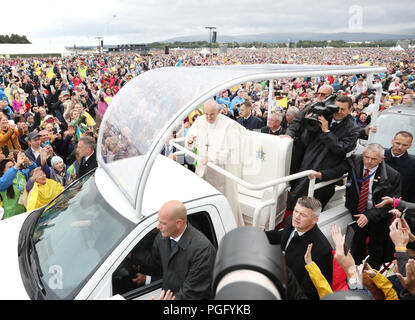 26/08/2018 Visite du Pape François à l'Irlande. Les gens de partout dans le monde applaudir le Pape François comme il arrive dans le Phoenix Park à son Pape Mobile. Les pèlerins se sont préparés pour le temps humide de l'avant de la masse d'être donnée par le Pape François au plus tard aujourd'hui, au cours du deuxième jour de sa visite en Irlande. Sa visite intervient peu après l'écriture la plus récente controverse de l'abus de l'église de roche, comme un rapport affirme que plus de 300 prêtres ayant abusé de plus de 1 000 enfants en Pennsylvanie ont été protégés par l'Église - en plus d'Irlandais récents scandales, y compris les rapports dans le Magdalene Laundries et th Banque D'Images