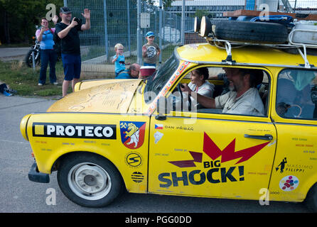 République tchèque, Prague 26 août 2018 Dan Priban, aventurier et cinéaste tchèque, arrive avec sa Trabant 601 Photo : Michael Heitmann/dpa dpa : Crédit photo alliance/Alamy Live News Banque D'Images