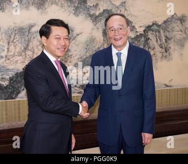 Beijing, Chine. Août 26, 2018. Le Vice-président chinois Wang Qishan (R) rencontre avec le Ministre des affaires étrangères, M. Saleumxay Kommasith Lao à Beijing, capitale de Chine, le 26 août 2018. Crédit : Li Tao/Xinhua/Alamy Live News Banque D'Images