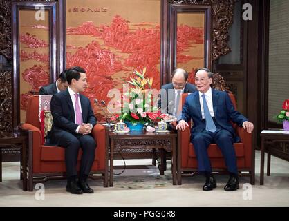 Beijing, Chine. Août 26, 2018. Le Vice-président chinois Wang Qishan (R) rencontre avec le Ministre des affaires étrangères, M. Saleumxay Kommasith Lao à Beijing, capitale de Chine, le 26 août 2018. Crédit : Li Tao/Xinhua/Alamy Live News Banque D'Images