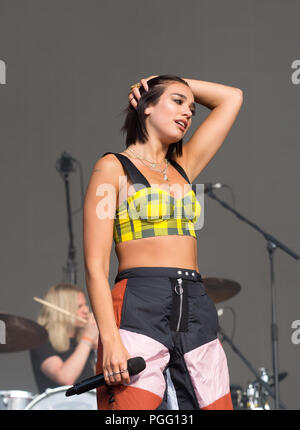 Dua Lipa joue sur la scène principale au Festival de lecture 2018 Banque D'Images