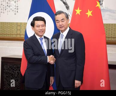 Beijing, Chine. Août 26, 2018. Le Conseiller d'Etat chinois et le ministre des Affaires étrangères Wang Yi (R) s'entretient avec le Ministre des affaires étrangères, M. Saleumxay Kommasith Lao à Beijing, capitale de Chine, le 26 août 2018. Crédit : Li Tao/Xinhua/Alamy Live News Banque D'Images