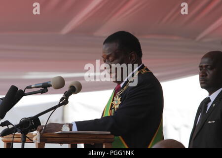 Harare, Zimbabwe. Août 26, 2018. Le président du Zimbabwe, Emmerson Mnangagwa parle lors de son inauguration au Stade national à Harare, Zimbabwe, le 26 août 2018. Emmerson Mnangagwa a été assermenté le dimanche pour son premier mandat de cinq ans comme le président du Zimbabwe par le juge en chef Luc Malaba. Credit : Zhang Yuliang/Xinhua/Alamy Live News Banque D'Images