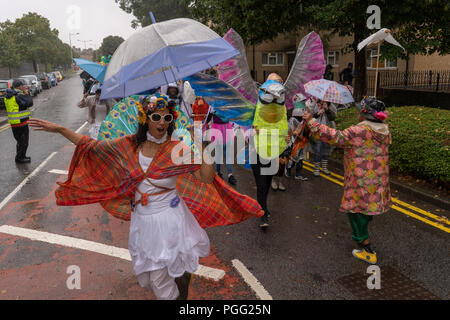 Cardiff, Pays de Galles, le 26 août 2018 : les communautés locales participent à l'Annua lButetown 2018 défilé de carnaval dans la baie de Cardiff, Pays de Galles le 25 août 2018. Crédit : Daniel Damaschin/Alamy Live News Banque D'Images
