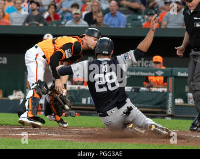Baltimore, États-Unis d'Amérique. Août 25, 2018. Nouvelle York Yankee catcher Austin Romine (28) marque son troisième de l'équipe de run dans la deuxième manche contre les Orioles de Baltimore à l'Oriole Park at Camden Yards de Baltimore, MD, le samedi, 25 août, 2018. C'est le jeu normalement prévues pour aujourd'hui. Credit : Ron Sachs/CNP (restriction : NO New York ou le New Jersey Journaux ou journaux dans un rayon de 75 km de la ville de New York) | Conditions de crédit dans le monde entier : dpa/Alamy Live News Banque D'Images