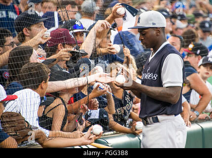 Baltimore, États-Unis d'Amérique. Août 25, 2018. New York Yankees shortstop Didi Grégoire (18) signe des autographes avant le match contre les Orioles de Baltimore à l'Oriole Park at Camden Yards de Baltimore, MD, le samedi, 25 août, 2018. C'est le jeu normalement prévues pour aujourd'hui. Credit : Ron Sachs/CNP (restriction : NO New York ou le New Jersey Journaux ou journaux dans un rayon de 75 km de la ville de New York) | Conditions de crédit dans le monde entier : dpa/Alamy Live News Banque D'Images