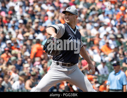 Baltimore, États-Unis d'Amérique. Août 25, 2018. Le lanceur partant des Yankees de New York J.A. (34) travaille dans la deuxième manche contre les Orioles de Baltimore à l'Oriole Park at Camden Yards de Baltimore, MD, le samedi, 25 août, 2018. C'est le jeu qui a été reportée du 3 juin. Credit : Ron Sachs/CNP (restriction : NO New York ou le New Jersey Journaux ou journaux dans un rayon de 75 km de la ville de New York) | Conditions de crédit dans le monde entier : dpa/Alamy Live News Banque D'Images