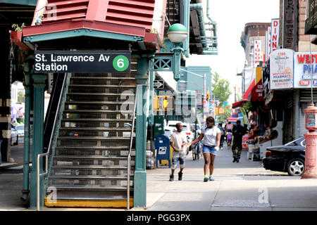 New York City, New York, USA. Août 26, 2018. Sur un superbe dimanche après-midi, les résidents de la Bronx, l'un des plus diversifiés sur le voisinage de la ville de New York étaient dehors et environ s'engager dans une variété d'activités au château de Longwood Hills sections de l'arrondissement. Credit : Ronald G. Lopez/ZUMA/Alamy Fil Live News Banque D'Images