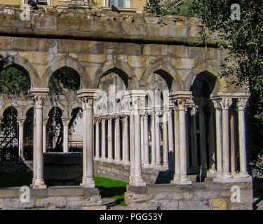 Gênes, Ligurie, Italie. 16 Oct, 2004. Le début du 12e siècle gothique cloître de Saint Andrea, les seuls vestiges du monastère de Sant'Andrea Porta dell à Gênes, en Italie. Gênes est une destination favorite pour les touristes et les voyageurs. Credit : Arnold Drapkin/ZUMA/Alamy Fil Live News Banque D'Images