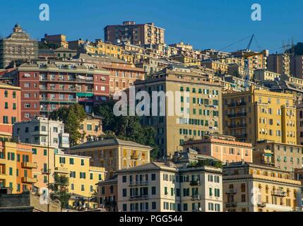 Gênes, Ligurie, Italie. 16 Oct, 2004. Les zones résidentielles du port historique de Gênes, l'un des plus importants ports de la Méditerranée. Gênes est une destination favorite pour les touristes et les voyageurs. Credit : Arnold Drapkin/ZUMA/Alamy Fil Live News Banque D'Images