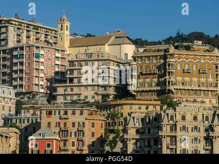 Gênes, Ligurie, Italie. 16 Oct, 2004. Les zones résidentielles du port historique de Gênes, l'un des plus importants ports de la Méditerranée. Gênes est une destination favorite pour les touristes et les voyageurs. Credit : Arnold Drapkin/ZUMA/Alamy Fil Live News Banque D'Images