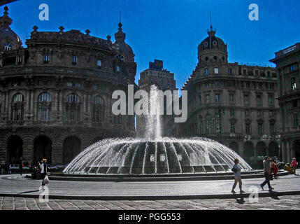 Gênes, Ligurie, Italie. 16 Oct, 2004. Réputée pour sa fontaine, la Piazza De Ferrari est la place principale de Gênes. Au coeur de la ville entre son centre historique et moderne, ce quartier est le centre financier et commercial de Gênes, une destination favorite pour les touristes et les voyageurs. Credit : Arnold Drapkin/ZUMA/Alamy Fil Live News Banque D'Images