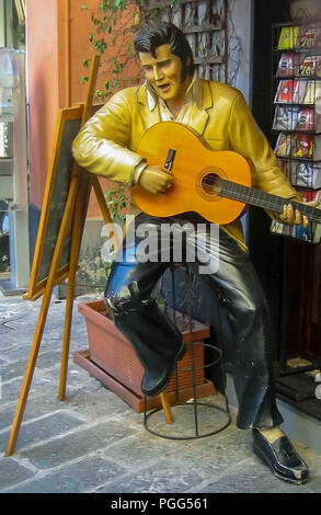 Gênes, Ligurie, Italie. 16 Oct, 2004. L'extérieur d'une boutique touristique à Gênes, Italie, est une statue du célèbre chanteur et acteur Elvis Presley jouant de sa guitare. Gênes est une destination favorite pour les touristes et les voyageurs. Credit : Arnold Drapkin/ZUMA/Alamy Fil Live News Banque D'Images