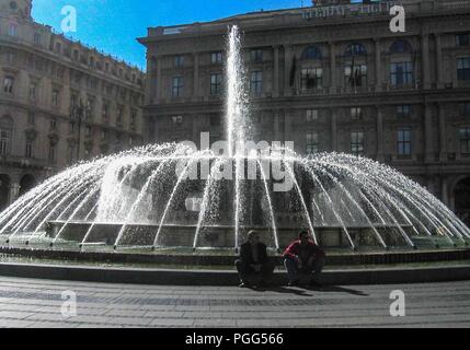 Gênes, Ligurie, Italie. 16 Oct, 2004. Réputée pour sa fontaine, la Piazza De Ferrari est la place principale de Gênes. Au coeur de la ville entre son centre historique et moderne, ce quartier est le centre financier et commercial de Gênes, une destination favorite pour les touristes et les voyageurs. Credit : Arnold Drapkin/ZUMA/Alamy Fil Live News Banque D'Images