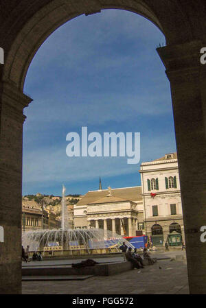 Gênes, Ligurie, Italie. 16 Oct, 2004. Réputée pour sa fontaine, la Piazza De Ferrari est la place principale de Gênes. Au coeur de la ville entre son centre historique et moderne, ce quartier est le centre financier et commercial de Gênes, une destination favorite pour les touristes et les voyageurs. Credit : Arnold Drapkin/ZUMA/Alamy Fil Live News Banque D'Images