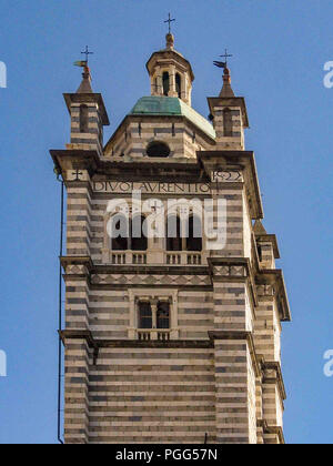 Gênes, Ligurie, Italie. 16 Oct, 2004. Le clocher de l'Église Catholique Romaine médiévale Gênes Cathédrale de St Lawrence (Duomo di Genova, Cattedrale di San Lorenzo) datant du 16ème siècle, il est une destination favorite pour les touristes et les voyageurs. Credit : Arnold Drapkin/ZUMA/Alamy Fil Live News Banque D'Images