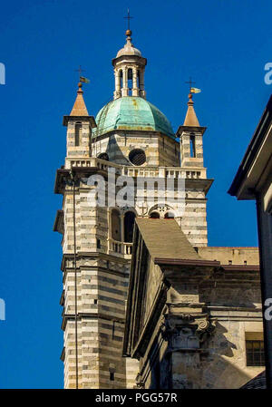 Gênes, Ligurie, Italie. 16 Oct, 2004. Le clocher de l'Église Catholique Romaine médiévale Gênes Cathédrale de St Lawrence (Duomo di Genova, Cattedrale di San Lorenzo) datant du 16ème siècle, il est une destination favorite pour les touristes et les voyageurs. Credit : Arnold Drapkin/ZUMA/Alamy Fil Live News Banque D'Images