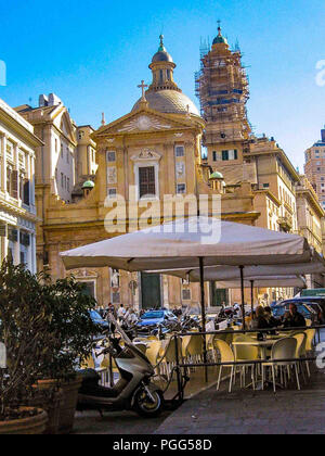 Gênes, Ligurie, Italie. 16 Oct, 2004. À partir d'un café-nous voir la façade de la plus belle église de Gênes, l'Église de Jésus et des Saints Ambroise et Andrea del GesÃ¹ (Chiesa dei Santi Ambrogio e Andrea), un joyau Baroque. Datant de 1597, il fut reconstruit par les jésuites au tournant du 16ème et 17ème siècle. Gênes est une destination favorite pour les touristes et les voyageurs. Credit : Arnold Drapkin/ZUMA/Alamy Fil Live News Banque D'Images