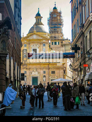 Gênes, Ligurie, Italie. 16 Oct, 2004. À partir d'une rue latérale, on voit la façade de la plus belle église de Gênes, l'Église de Jésus et des Saints Ambroise et Andrea del GesÃ¹ (Chiesa dei Santi Ambrogio e Andrea), un joyau Baroque. Datant de 1597, il fut reconstruit par les jésuites au tournant du 16ème et 17ème siècle. Gênes est une destination favorite pour les touristes et les voyageurs. Credit : Arnold Drapkin/ZUMA/Alamy Fil Live News Banque D'Images