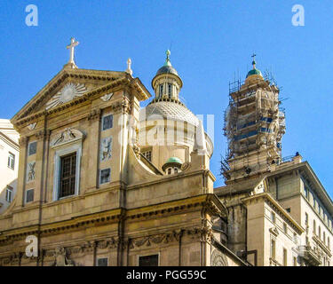 Gênes, Ligurie, Italie. 16 Oct, 2004. La partie supérieure de la façade, Dome et la restauration de la tour de la cloche de ce qui est considérée la plus belle église de Gênes, l'Église de Jésus et des Saints Ambroise et Andrea del GesÃ¹ (Chiesa dei Santi Ambrogio e Andrea), un joyau Baroque. Datant de 1597, il fut reconstruit par les jésuites au tournant du 16ème et 17ème siècle. Gênes est une destination favorite pour les touristes et les voyageurs. Credit : Arnold Drapkin/ZUMA/Alamy Fil Live News Banque D'Images