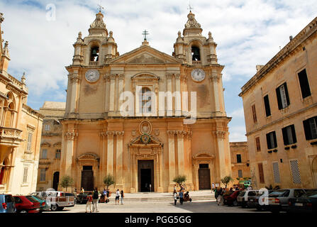 Malte-SEPTEMBRE 22:des personnes non identifiées, en face de l'entrée principale de la cathédrale St Paul à Mdina, Malte,sur,septembre 22,2010. Banque D'Images