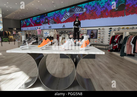 Une exposition de chaussures de sport Nike en vente à Kicks USA, un magasin d'articles de sport sur l'avenue en Jamaïque, Queens, New York. Banque D'Images