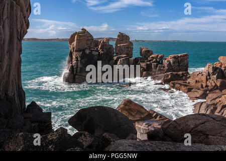 Le rocher connu sous le nom de la Présidente, Peninnis Head, Saint Mary's, Îles Scilly, UK, avec Sainte Agnès et Gugh à St Mary's Sound Banque D'Images