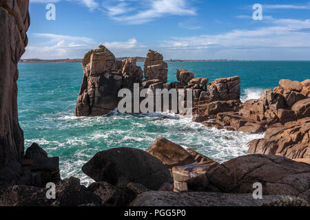 Le rocher connu sous le nom de la Présidente, Peninnis Head, Saint Mary's, Îles Scilly, UK, avec Sainte Agnès et Gugh à St Mary's Sound Banque D'Images