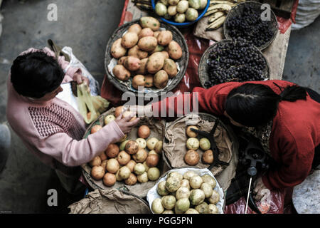 Vue à angle élevé du vendeur de rue vendant des légumes à Cajamarca, au Pérou Banque D'Images