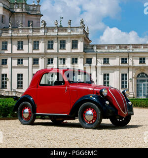 Voiture de catégorie supérieure Fiat 500 rouge exposée au Palais de chasse de Stupinigi. Résidences de la Maison Royale de Savoie. Stupinigi province de Turin, Italie, Europe Banque D'Images