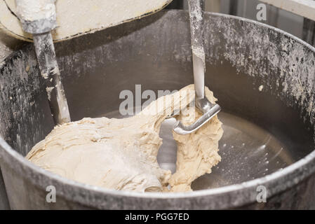 La pâte dans une boulangerie industrielle pâte mixer. Banque D'Images