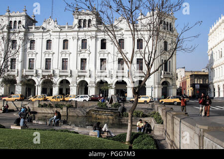 Les gens se détendent sur la Plaza San Martin, dans le centre de Lima, au Pérou Banque D'Images